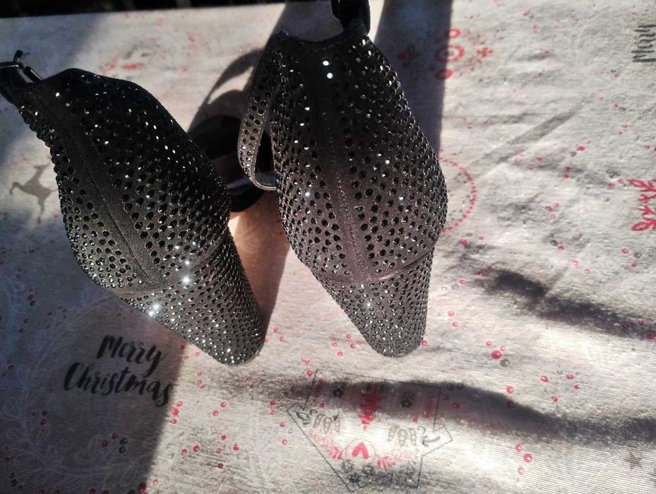 Stradivarius - Czarne buty na obcasie z kryształkami 41