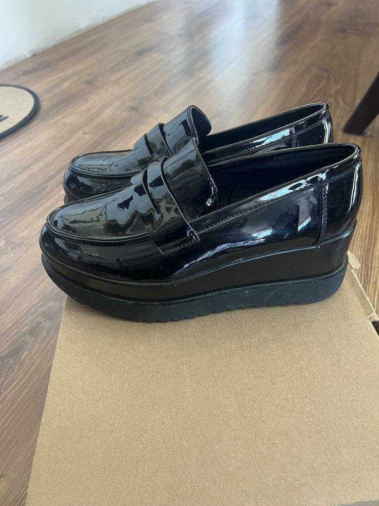 Czarne lakierowane loafersy mokasyny 38 primadonna