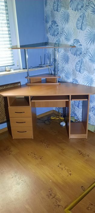 Стіл комп'ютерний кутовий терміново