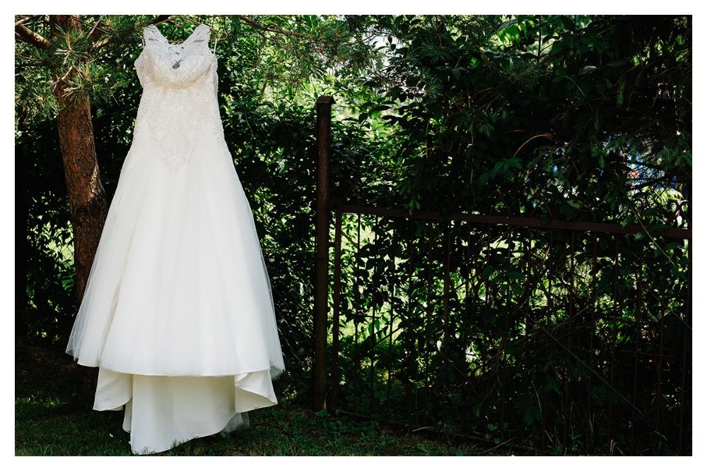 Przepiekna suknia ślubna z perełkami, tiulem i trenem r 34/36