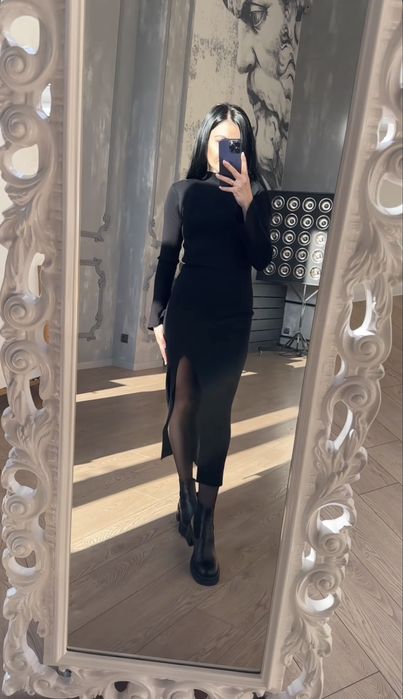 Плаття в рубчик з розрізом по ніжці