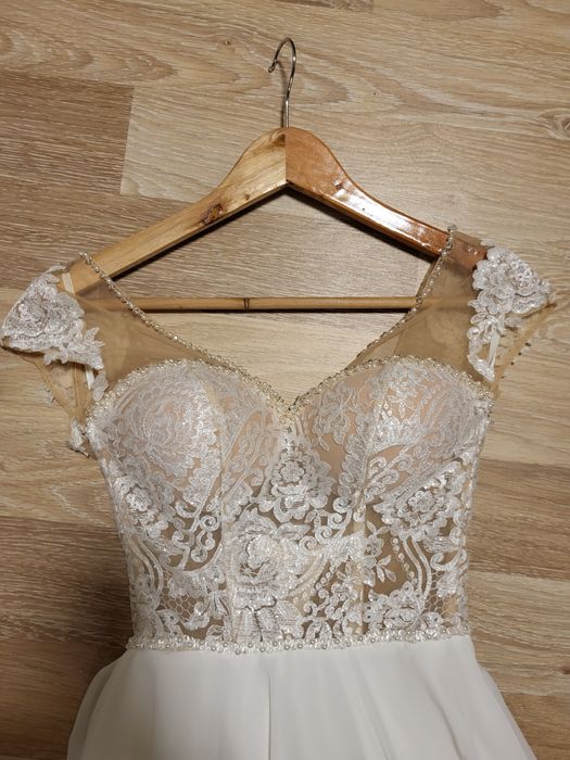 Весільна сукня з відкритою спиною та шлейфом 42 розмір