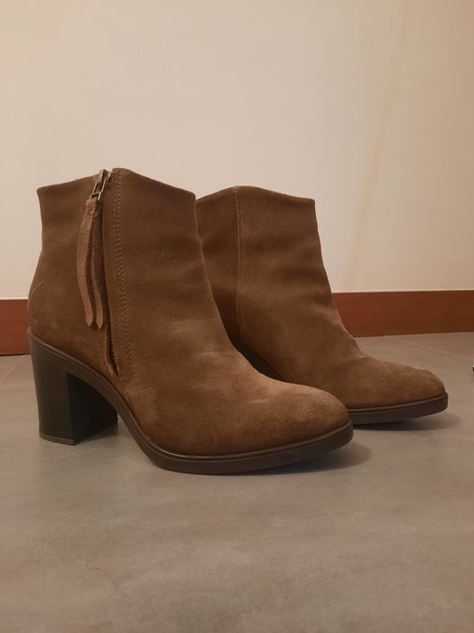 Botas com tacão praticamente novas