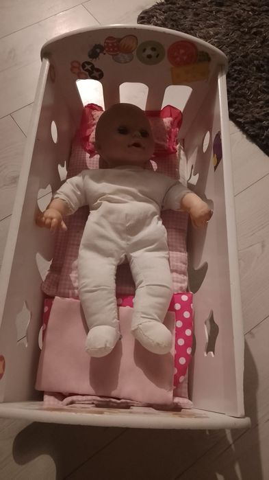 Lala z łóżeczkiem i pościelą