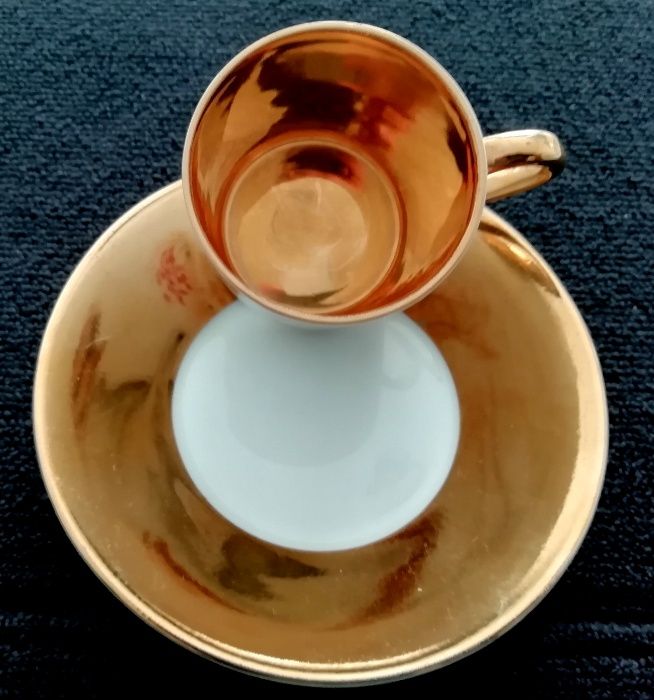 Chávena de café e pires, em porcelana da extinta fábrica Artibus.