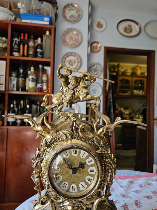 Relógio antigo em latão