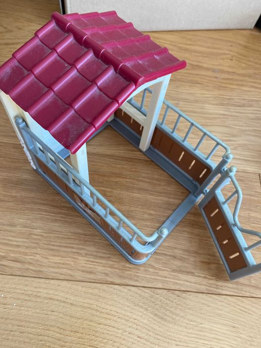 Zagroda/Stajnia dla koni zabawka z czerwonym dachem