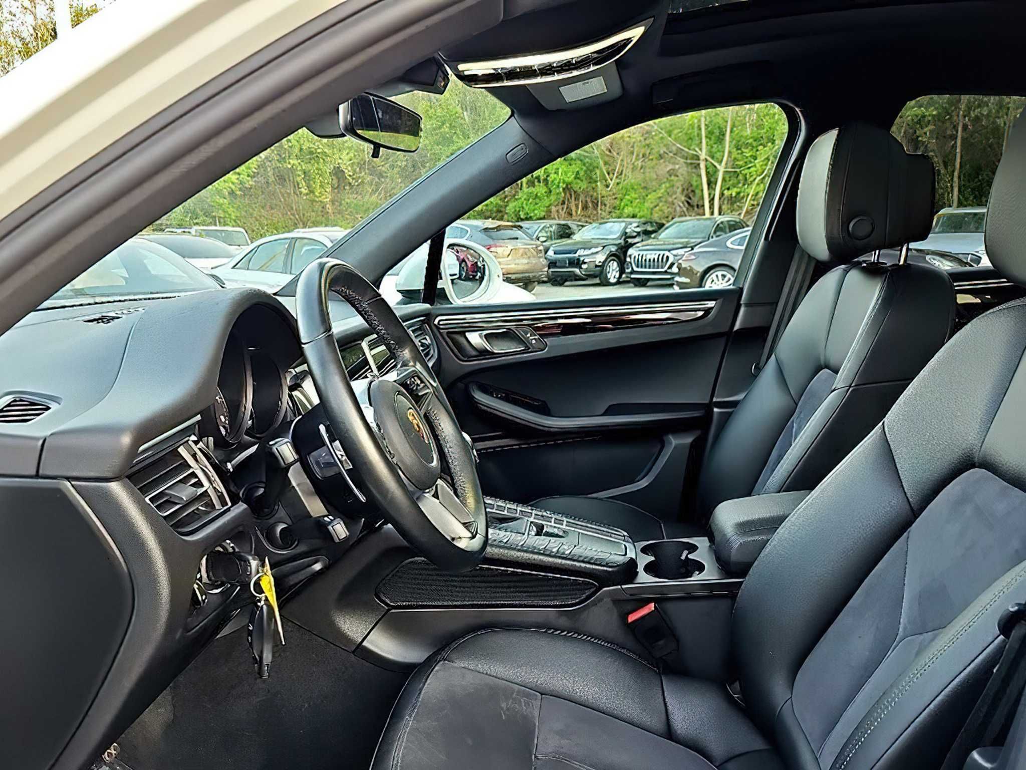 Porsche Macan Base      2021