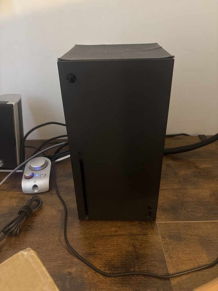 Xbox series X 1TB 2 Pady + flitry stan jak nowe