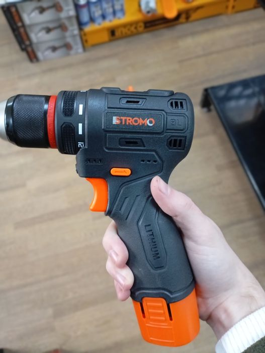 Шуруповерт акумуляторний 12 вольт