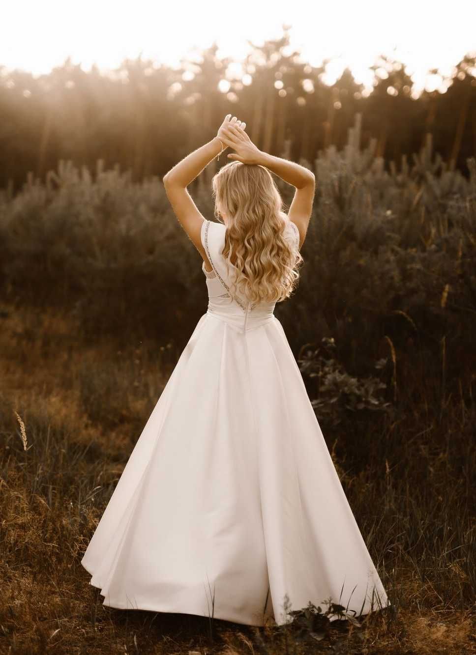 Wyjątkowa suknia ślubna z opadającymi ramionami