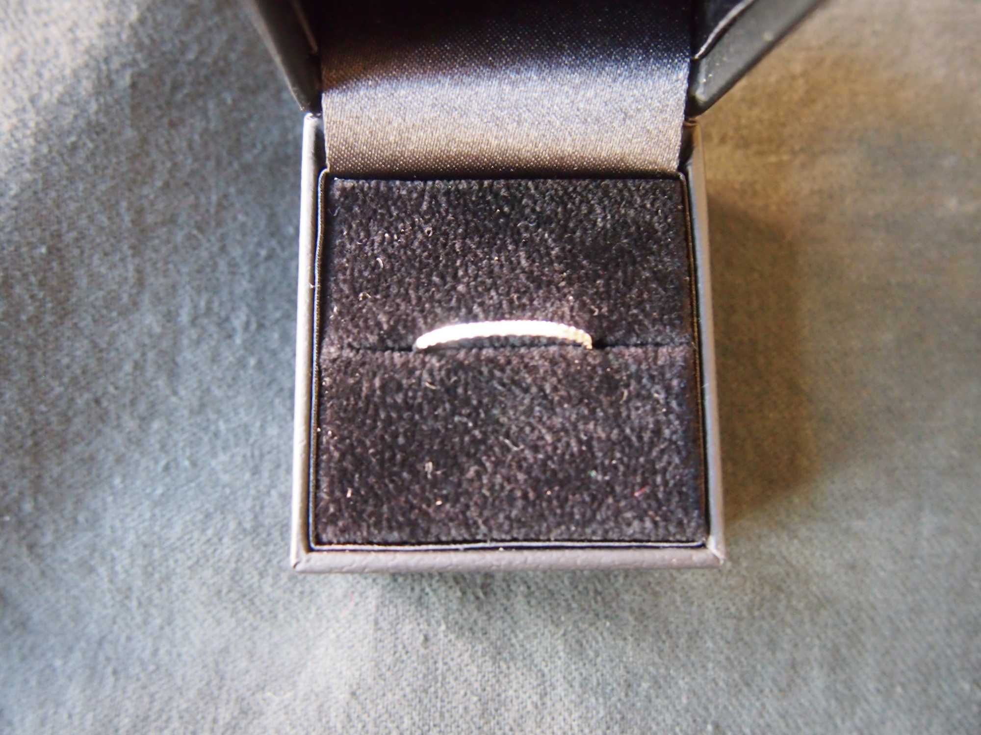 Anel de noivado - ouro branco 18k com diamantes