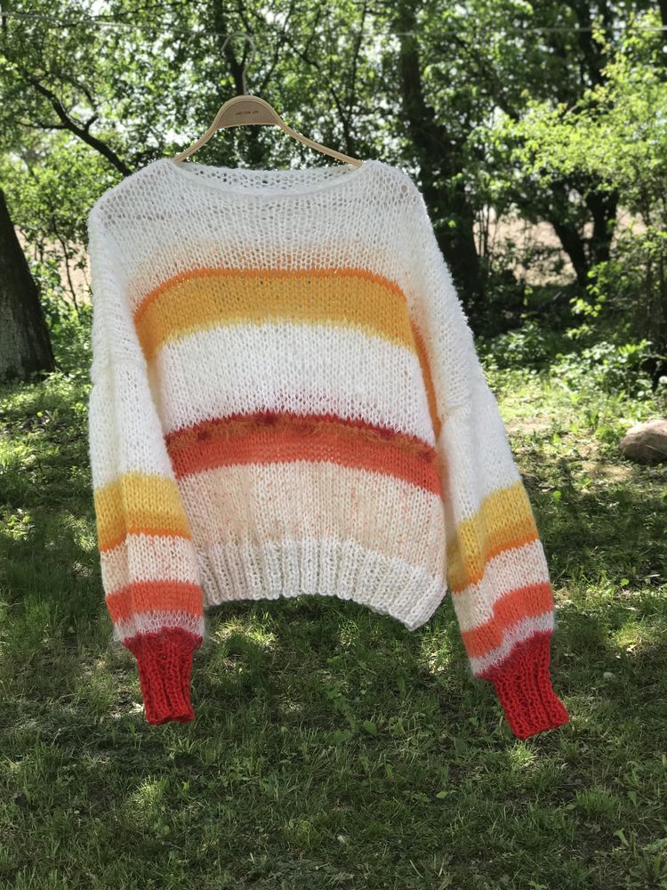 Lekki puszysty sweter w paski zrobiony na drutach