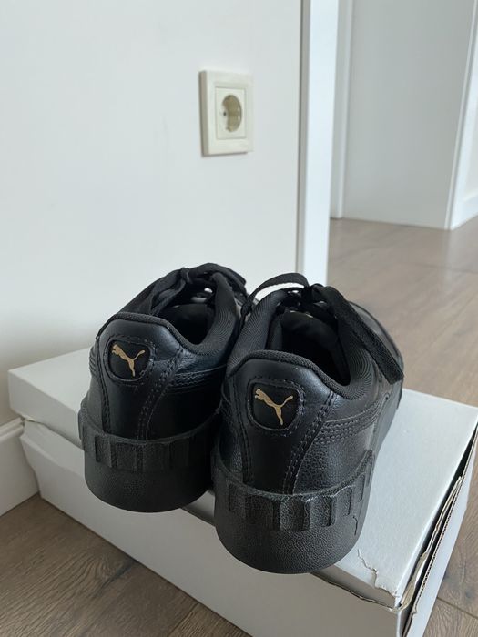 Продам кросівки жіночі