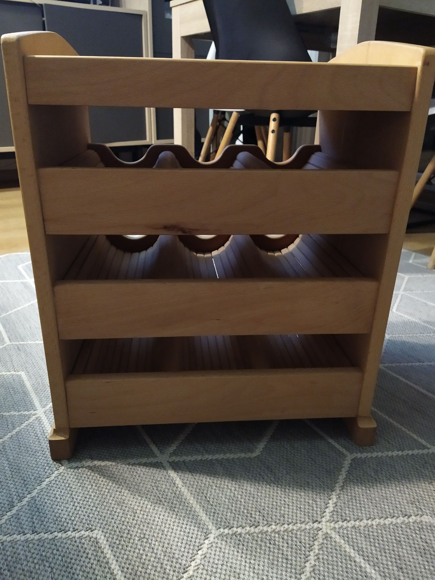Drewniana szafka na wino