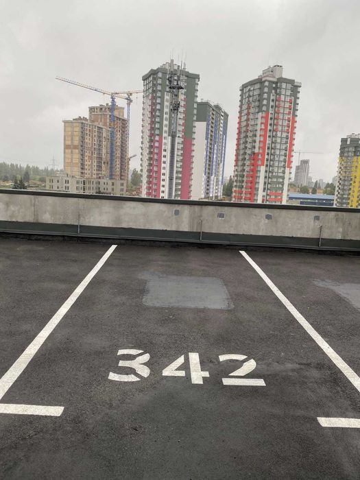 Місце на 5-му рівні паркінгу в ЖК Місто Квітів. Без комісії.