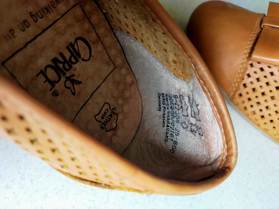 Czółenka buty wloskie na koturnie ażurowe skórzane Caprice 38,5 /25 cm