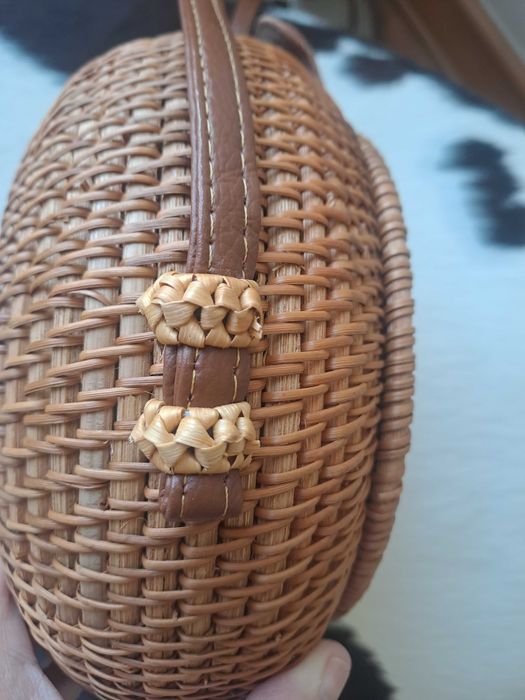 Mala baú redonda a tiracolo em palha, vime.