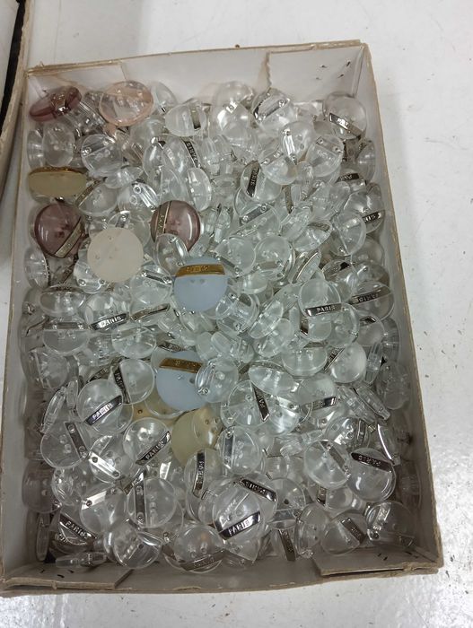 Botões transparentes com logotipo de Paris