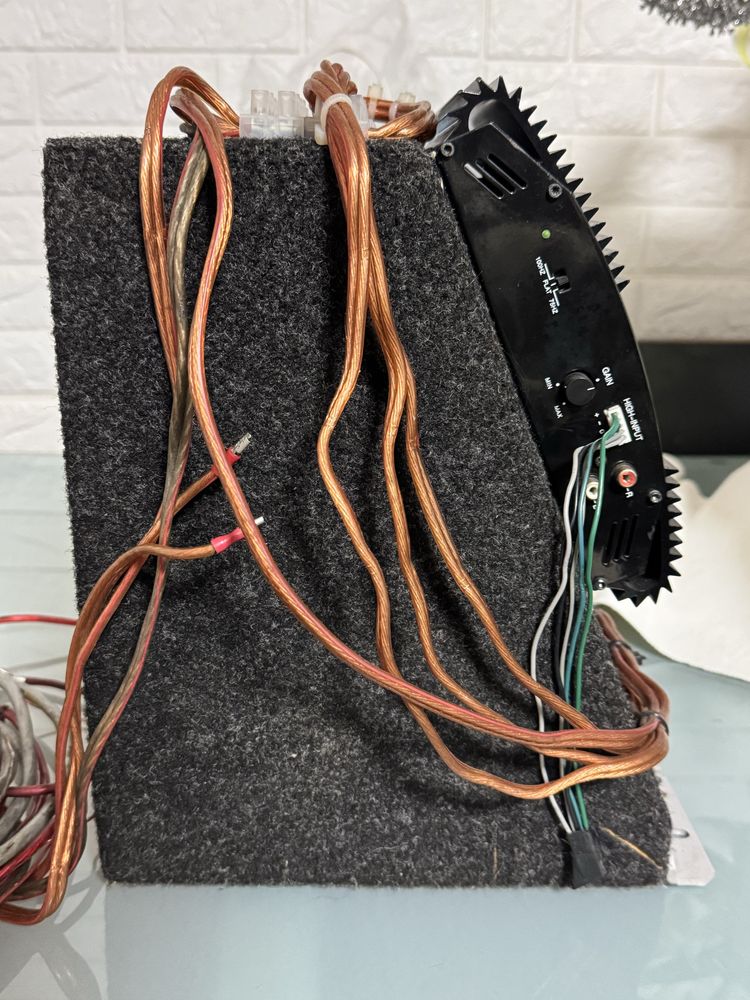Sistema de som com subwoofer, amplificador e fuzivel para descargas