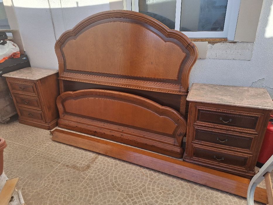 Cama  com estrado e colchão mesas de cabeceira em madeira maciça