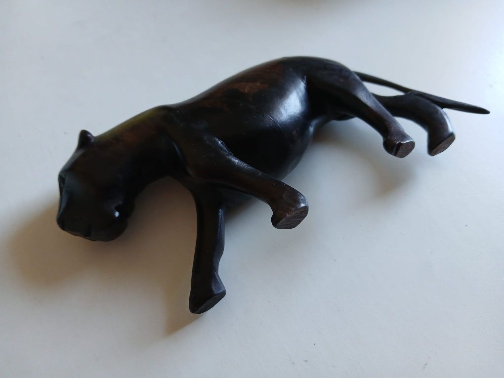 Estatueta africana de leoa