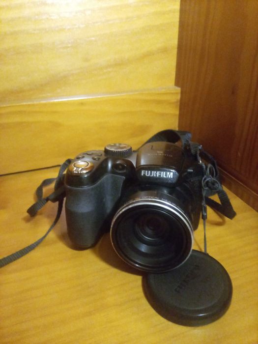 FUJIFILM FINEPIX S (Bridge/Semi-profissional)