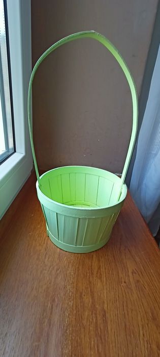 Koszyk zielony z długą rączką.