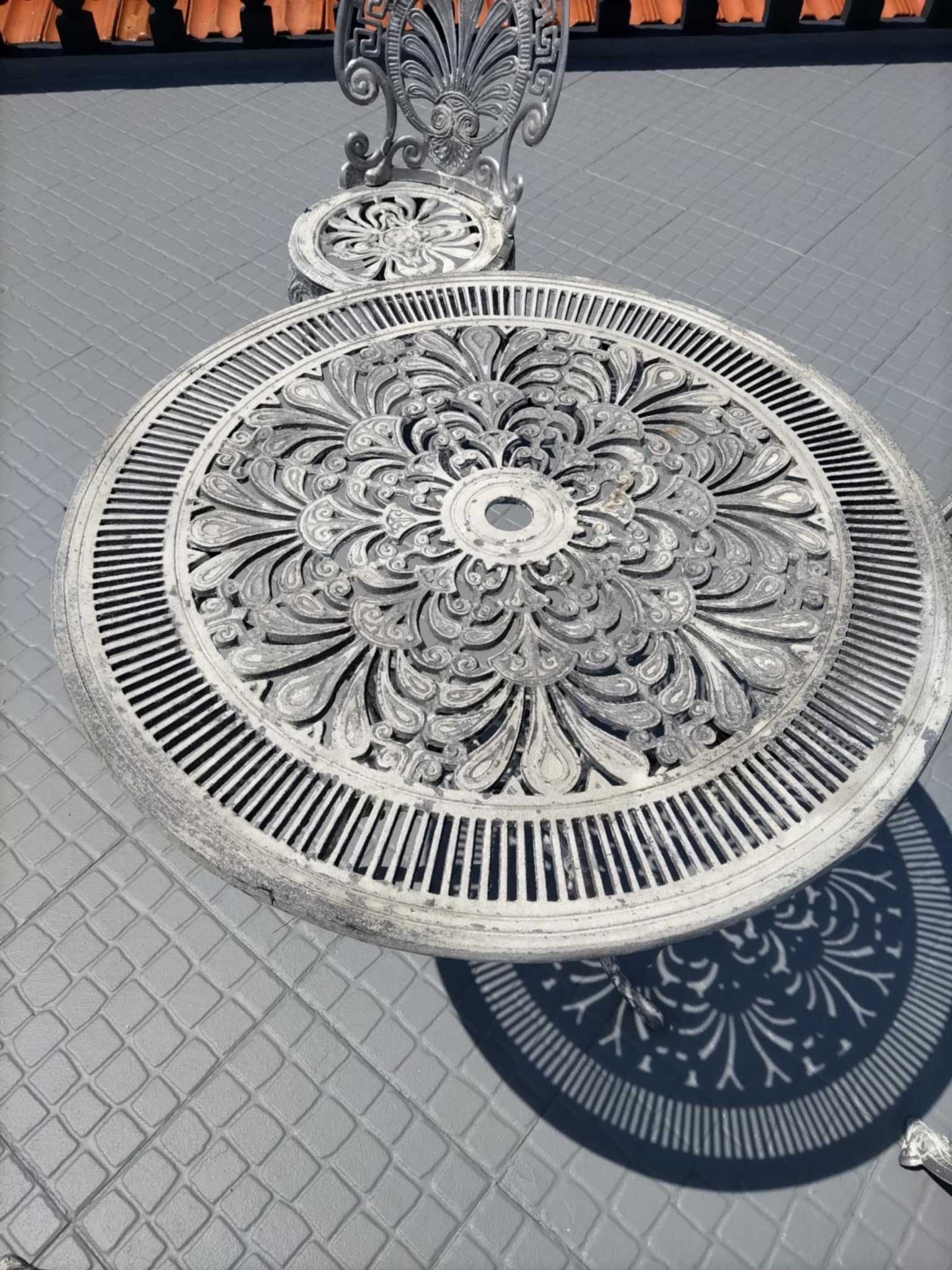 Mesa com 4 cadeiras de jardim em ferro