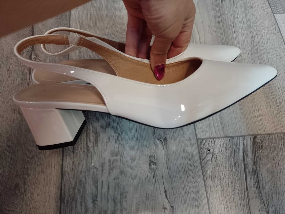 (40) Ekskluzywne, białe czółenka wieczorowe z odkrytą piętą, NOWE