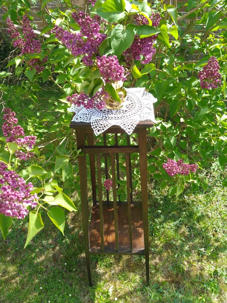 Stylowy drewniany stolik - kwietnik