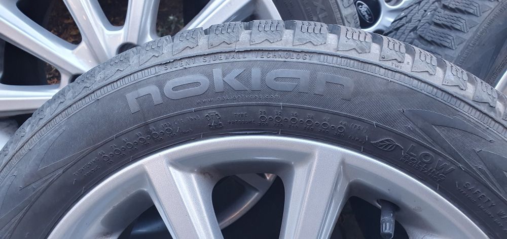 Pełne koła motoryzacja opony + felgi