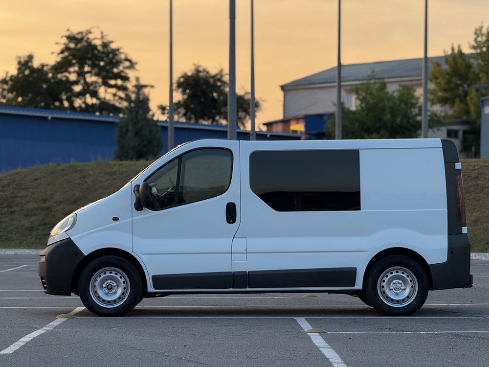 Бус Opel Vivaro 2006 (1.9dCi) мінівен, можливий обмін vito, trafic, t5