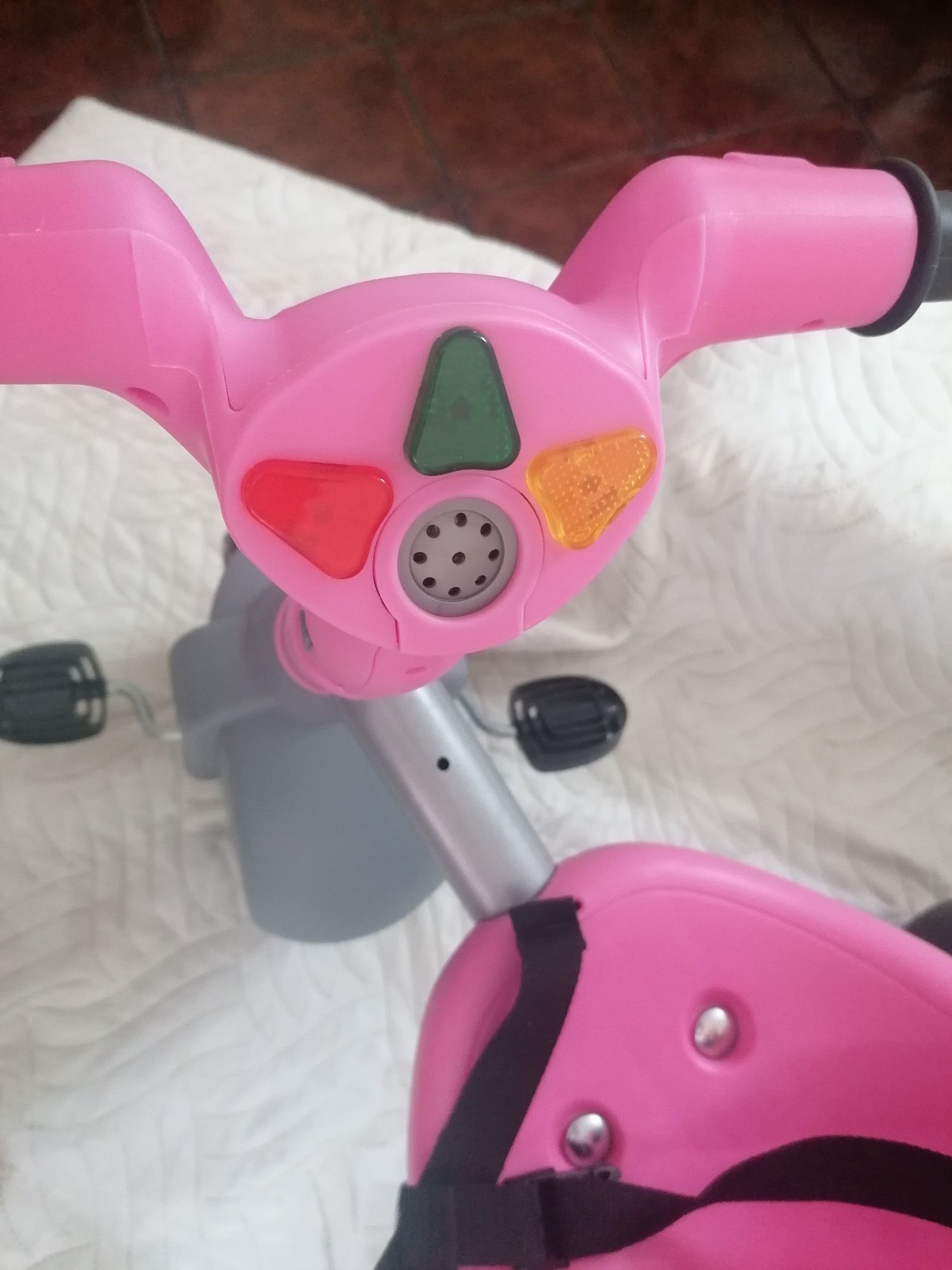 Triciclo rosa com sons