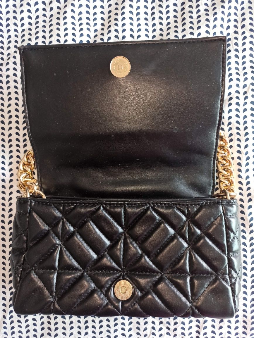 Clutch almofadada preta NOVA com alça dourada!