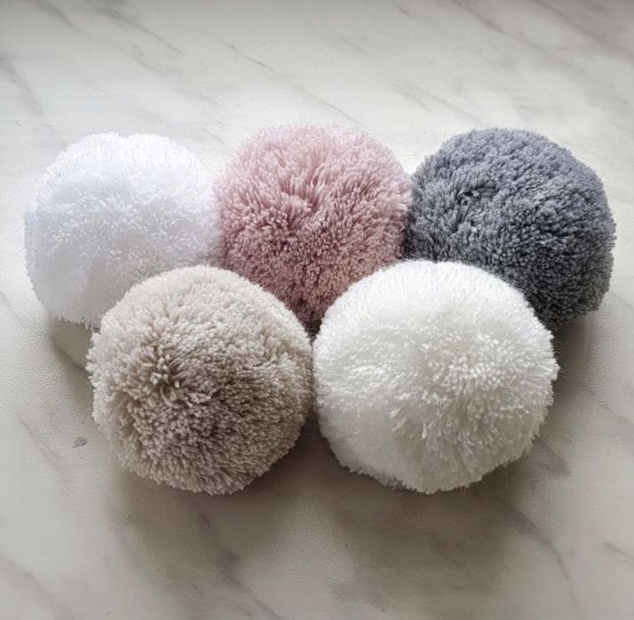 Wózek dla lalek niski wiklinowy różowy +pompony