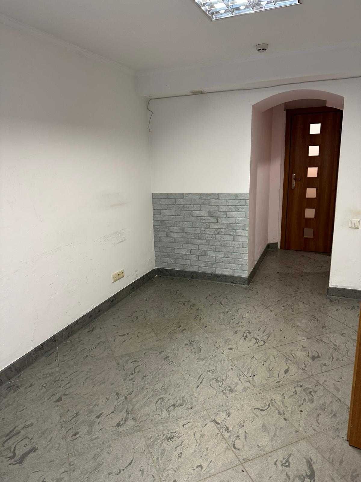 Приміщення 50 м2 з фасадним входом в центрі біля площі Філармонії