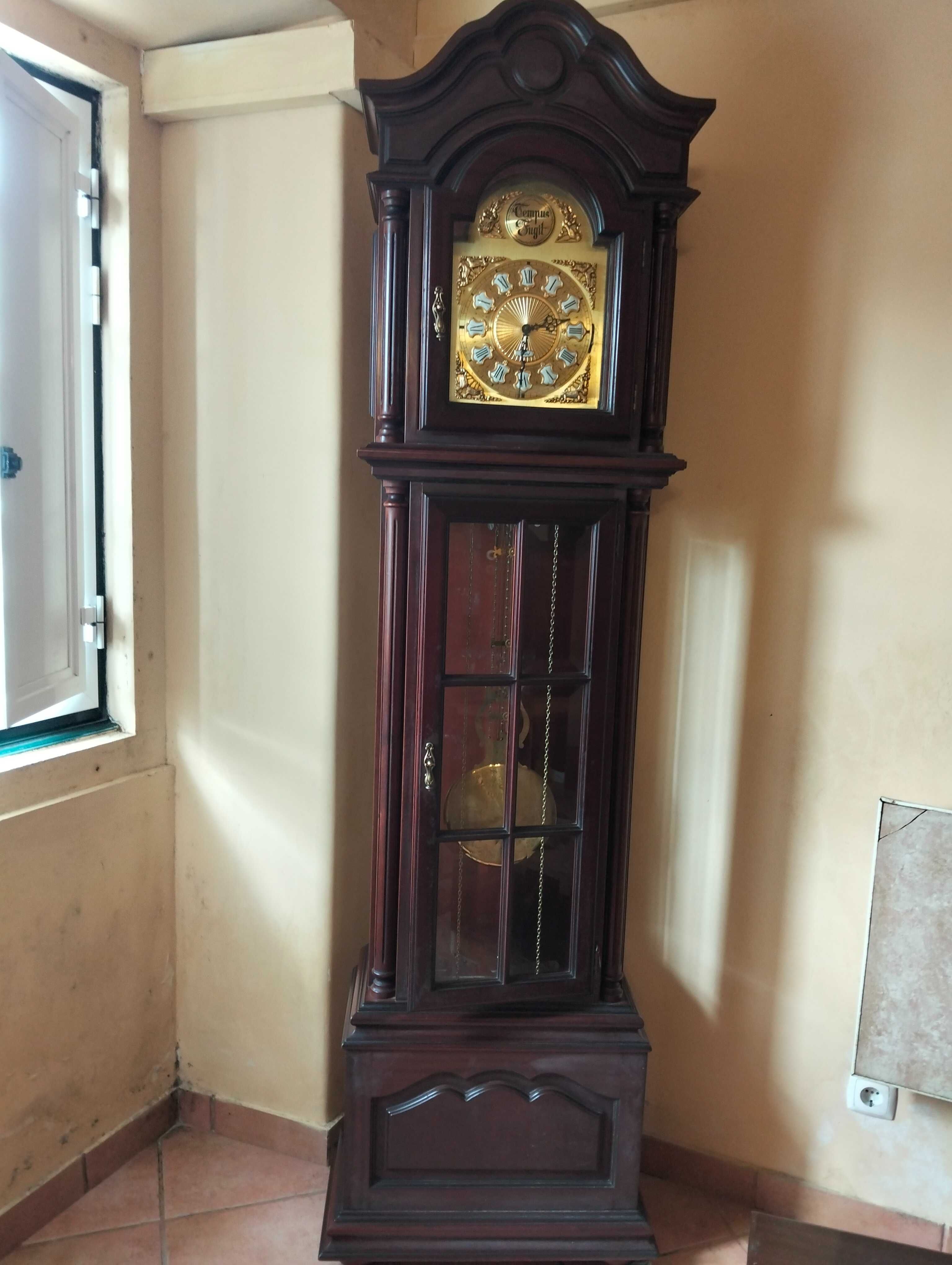 Relógio de sala em madeira com toque