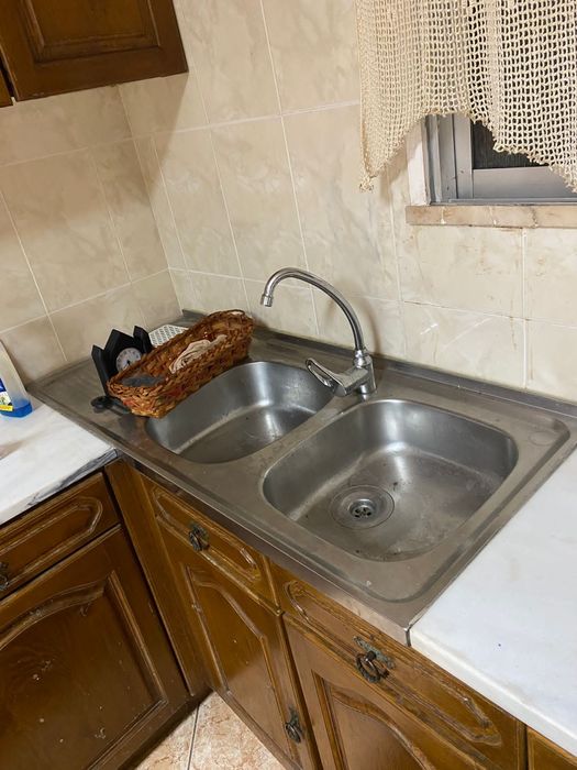 Móveis de cozinha com mesa e cadeiras. Madeira maciça