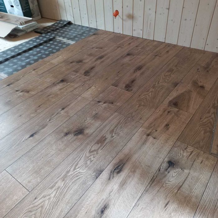 Układanie podłóg paneli desek glazury– profesjonalnie i dokładnie