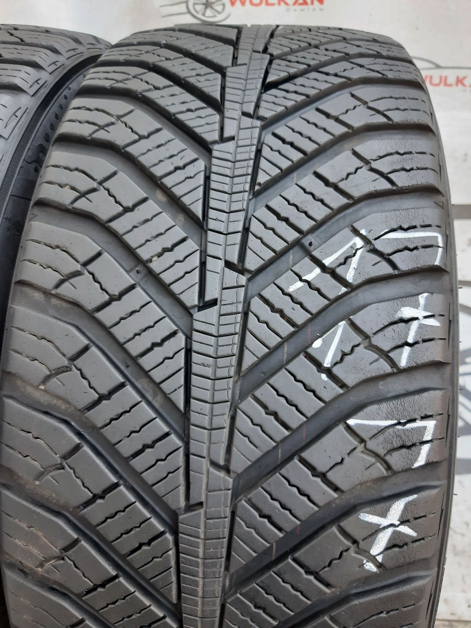 2x 225/40r18 92V Kumho Solus HA31