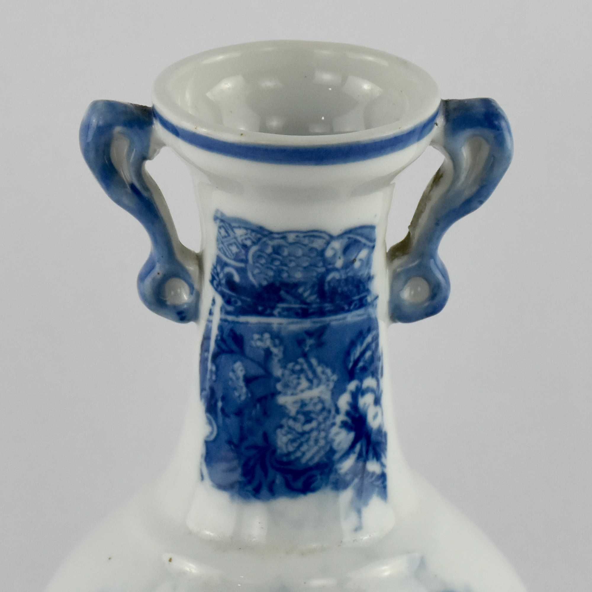 Jarra em porcelana “T. Kopenaghen”, decoração azul e branco