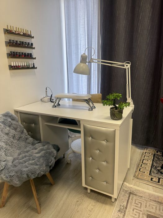 MESA PARA MANICURE COM CLIENTELA