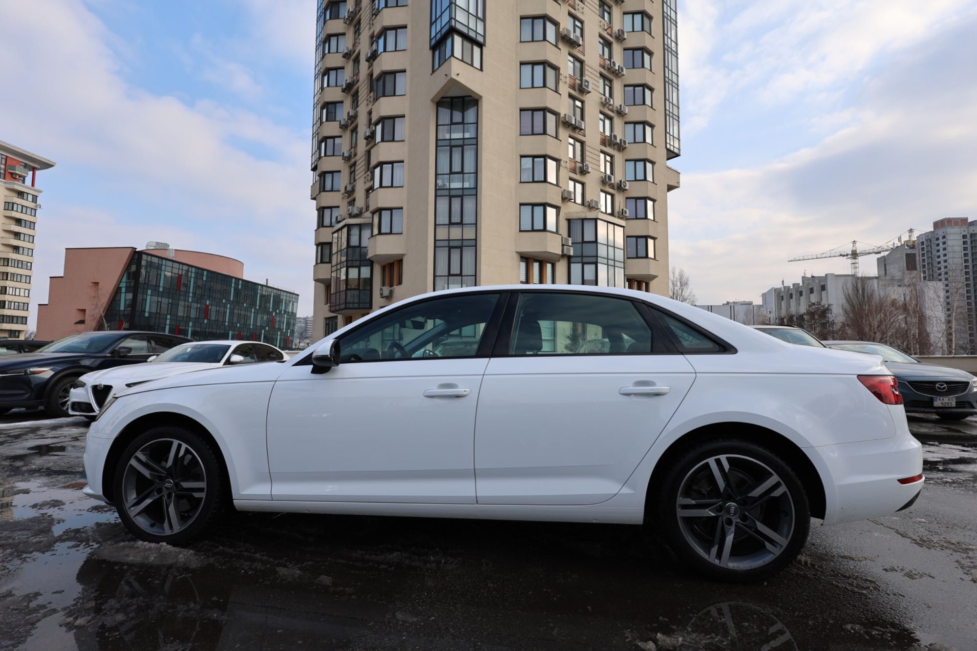 Продаю Audi A4 перша єдина власниця 69000км без дтп