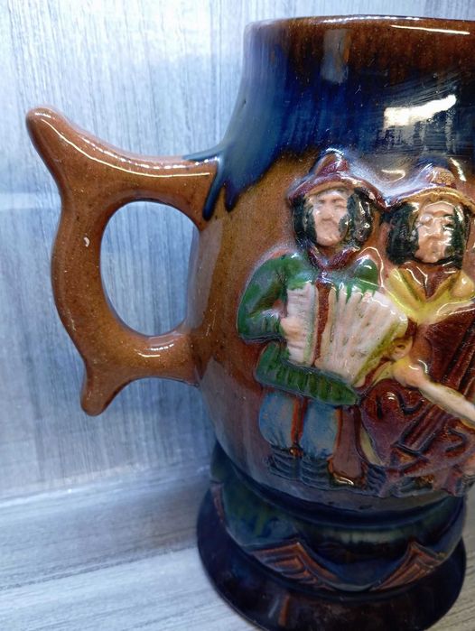 Ceramiczny kufel z motywami muzyków ludowych - PRL