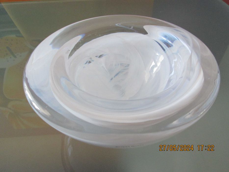 tigelas Kosta Boda branca e preta