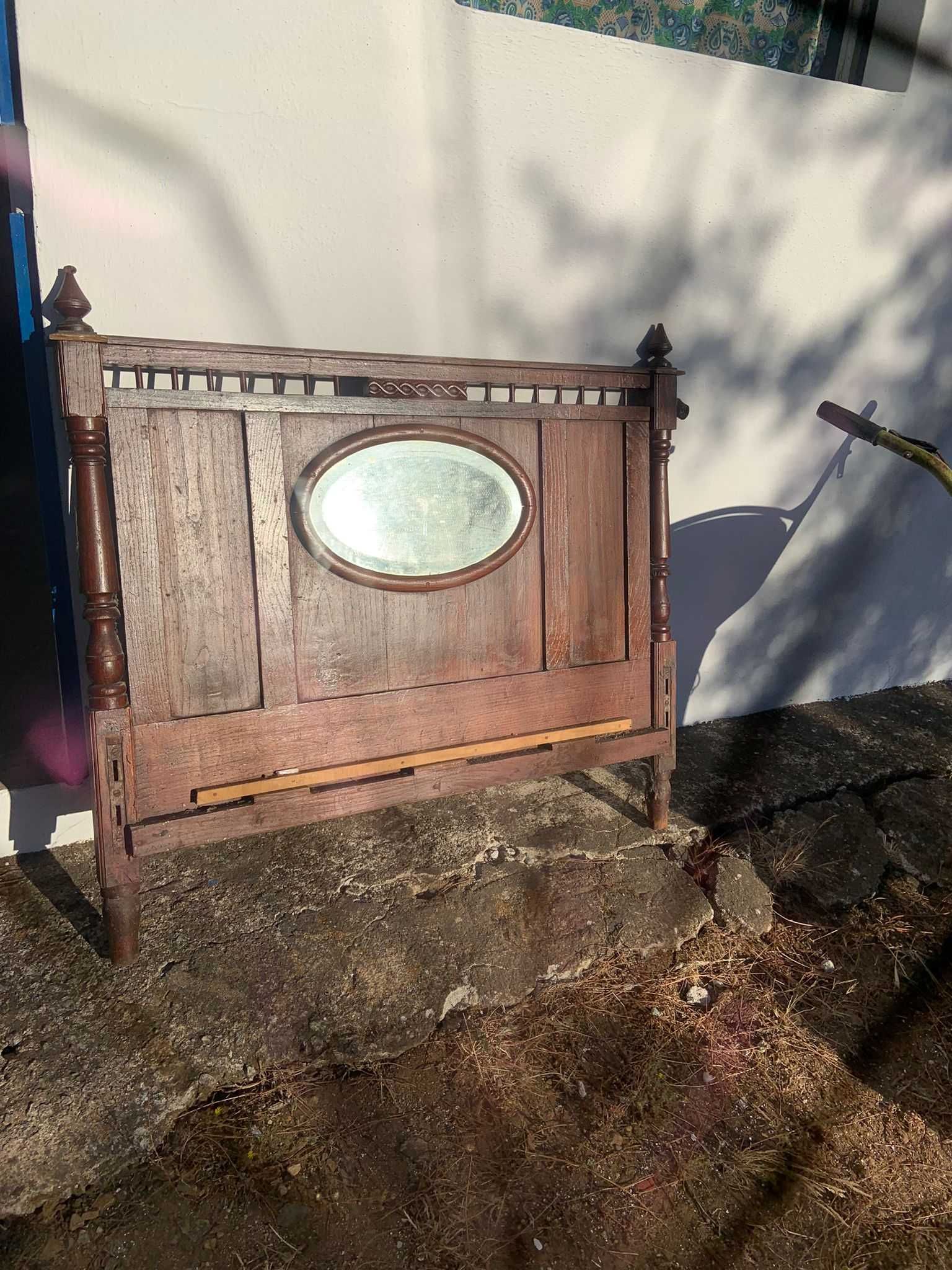 Cama em madeira, muito antiga formato raro