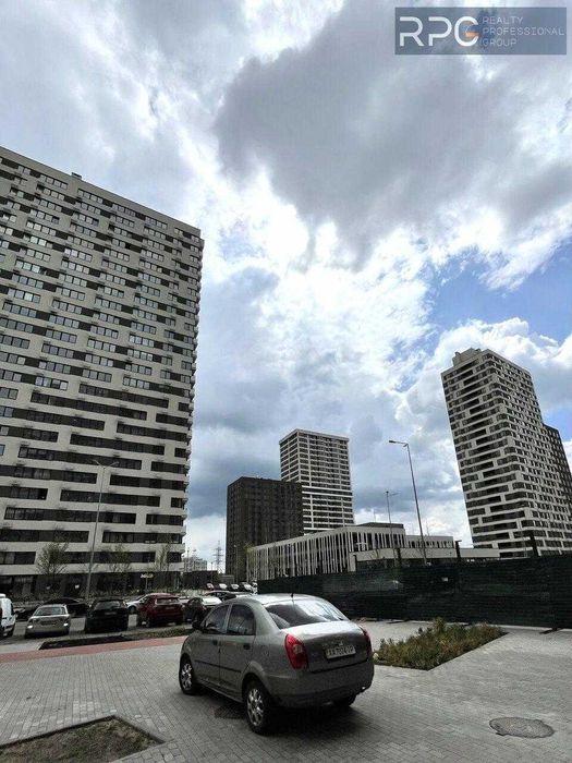 Продаж 1к квартири в ЖК Варшавський 3 Низький поверх Вид у двір