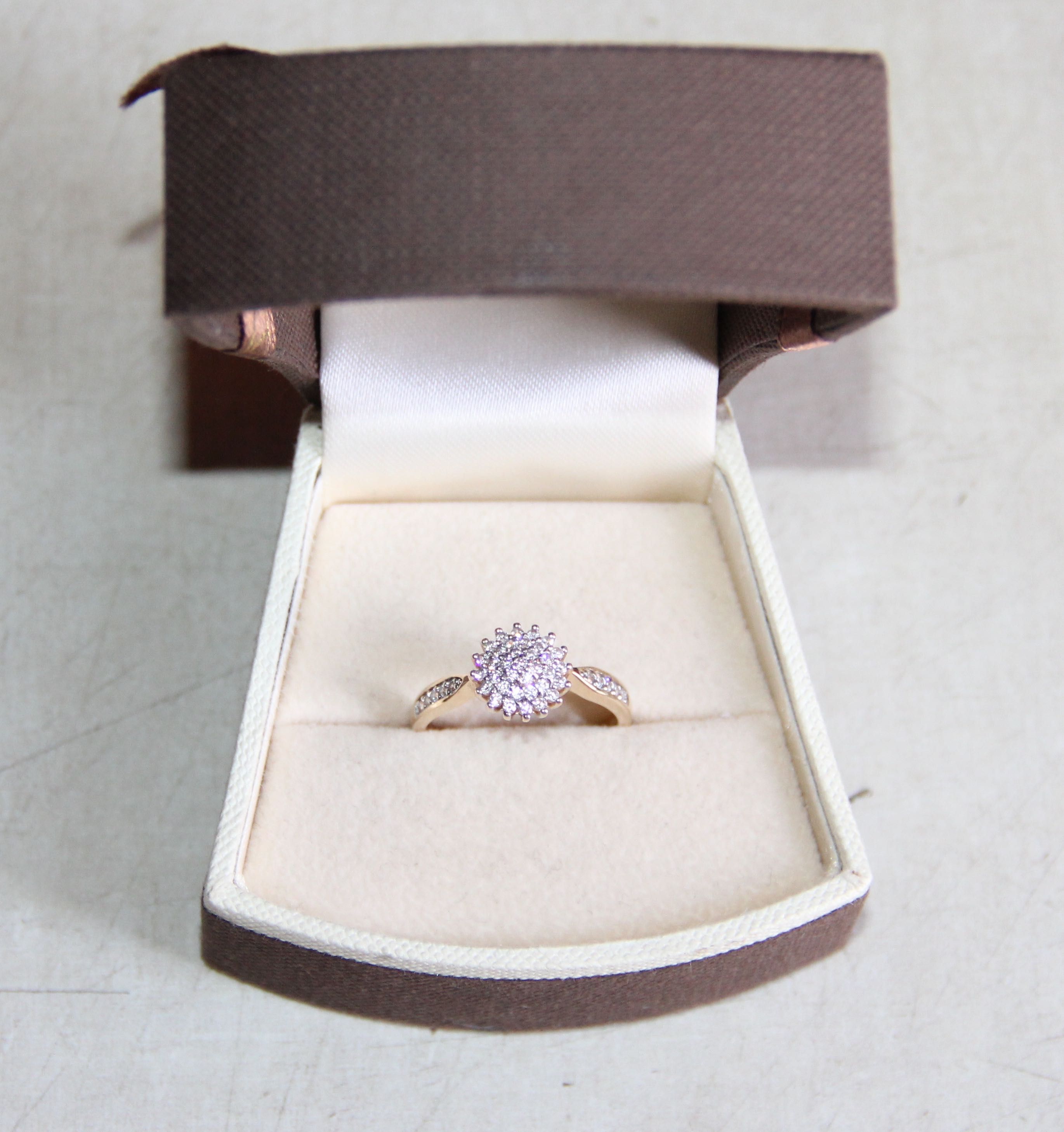 złoty pierścionek złoto 585 kwiatek zaręczynowy apart