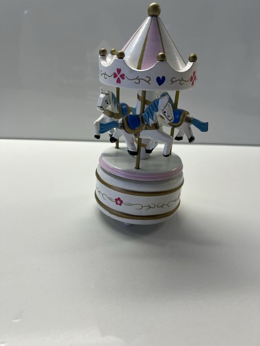 Новогодняя музыкальная карусель Melodious с лошадками